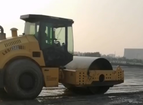 明湖广场东侧停车场